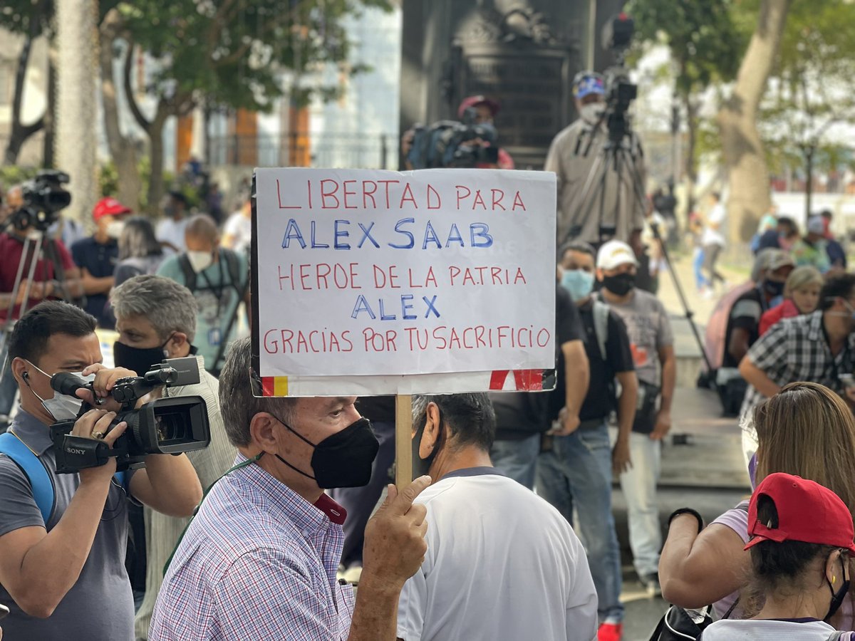 pinfantea's tweet photo. ¡AQUÍ ESTÁ EL PUEBLO SOLIDARIO!👏🏽🇻🇪

Desde la Plaza Bolívar de Caracas, nos unimos todos en rechazo al secuestro del diplomático Alex Saab por parte de EEUU. No queremos más violencia, nuestro camino es la PAZ. #LaVerdadSiempreTriunfa @NicolasMaduro https://t.co/7tolVKqAmM