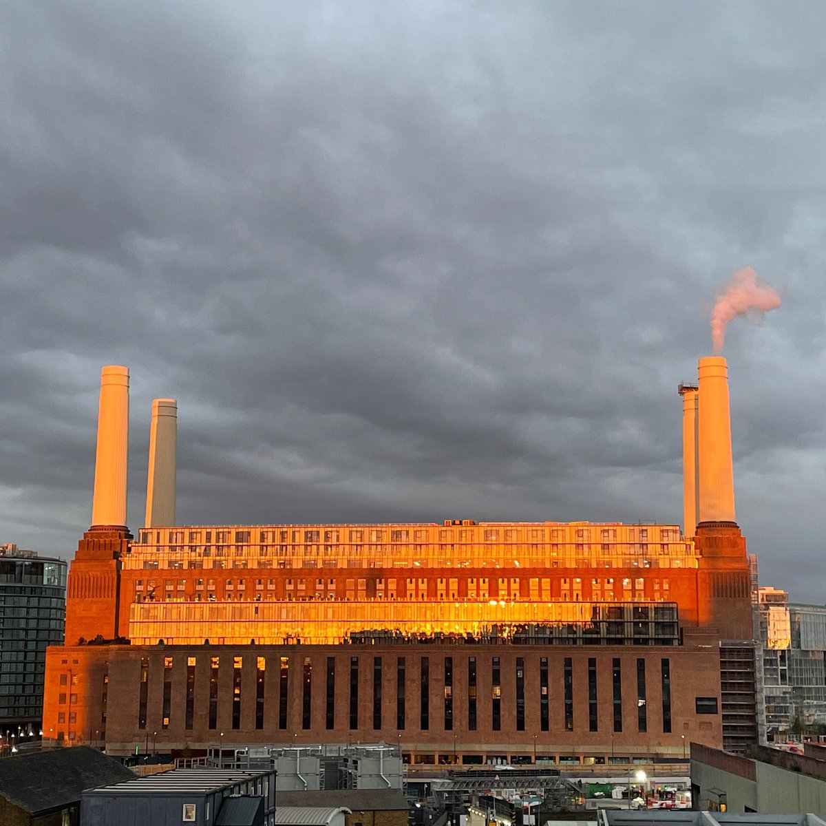 RiverlightW's tweet photo. These spectacular autumn sun rises bouncing off the @batterseapwrstn are so fleeting now that the Nine Elms Park development across from Riverlight keeps being developed, blocking the sun 😭. https://t.co/qIUm32qjWV
