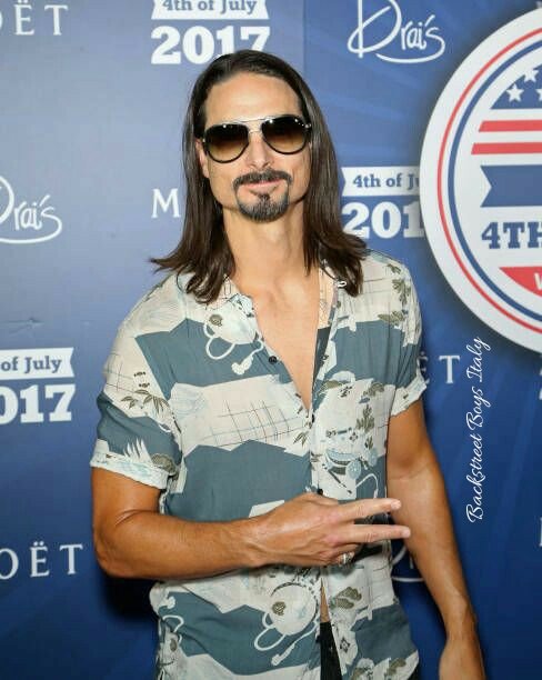 boys_italy's tweet photo. In a pic what need the world everyday....#peace and #love✌❤
...ehm I need also #myvitamink everyday because vitamins are important😍 #picoftheday @kevinrichardson #kevykev #specialk #backstreetboys #backstreetboysfans #backstreetarmy #bsb #bsbita #bsbitaly #bsbisinmydna #ktbspa https://t.co/qvYIYftGXy