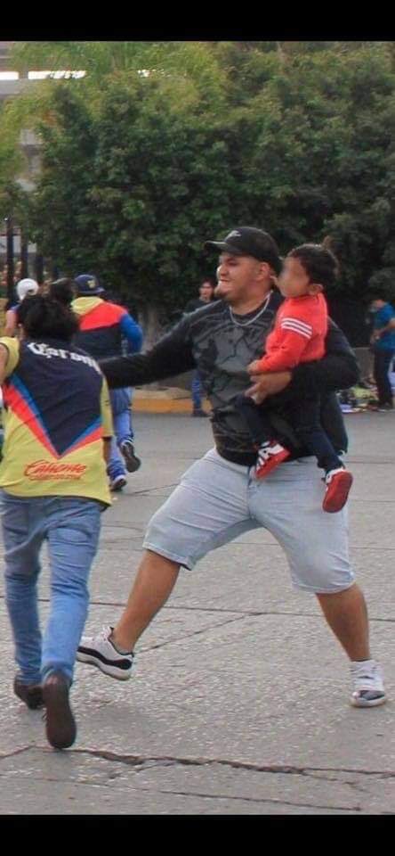 ¿Cuánto años de cárcel?

No por agredir al del #america que también debe llevar un gran castigo sino por exponer a un niño a violencia extrema.
Este tipo es un inadaptado.