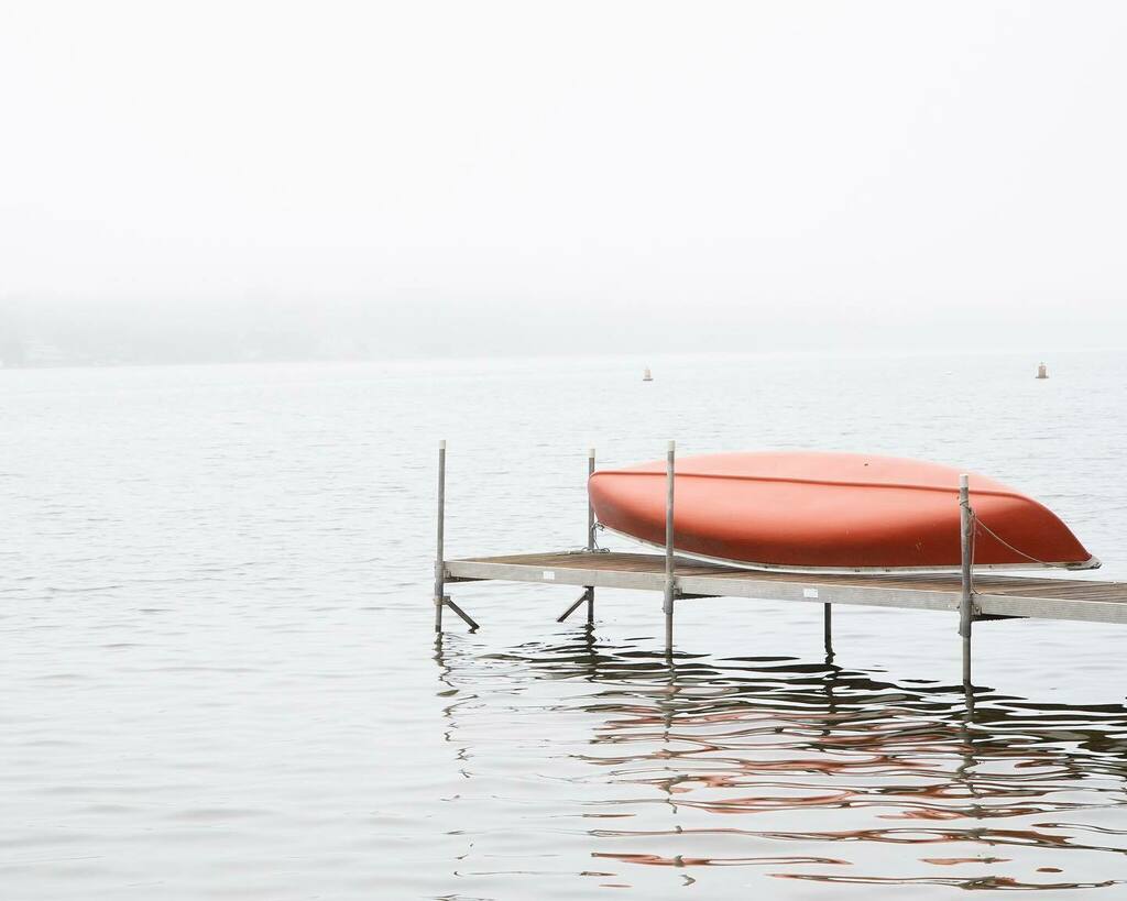 💫 Brooke T Ryan made use of a foggy day on the water to snap this great photo for our #52frames_highkey album! A beautiful and creative shot, @brookeryanphoto! 👏👏👏 🌟Week 41/2021 🌟Theme: High Key 🌟 Selected by @tamarsb 🌟 Check out the whole album … instagr.am/p/CVJIQ2IrNAX/