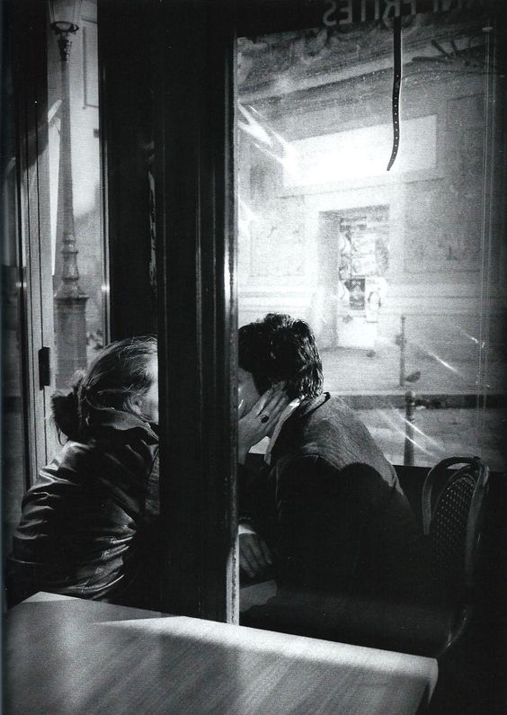 "Car venait de surgir, du fond de sa mémoire
Du fond de sa mémoire, un visage oublié
Une image chérie, du fond de sa mémoire
Son seul amour de femme, son seul amour de femme..." Barbara Drouot - photo Anders Petersen