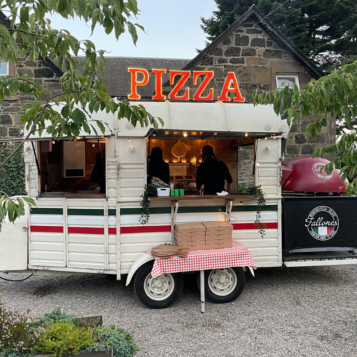 Weddings at @comriecroftwed1 

For the perfect relaxed table-service of Italian street-food based catering get in touch. We have space in our diary for 2023. 

#Woodfiredpizza  #familybusiness #vintagehire #weddingcatering #italianfood  #neapolitanpizza  #italiancaterer