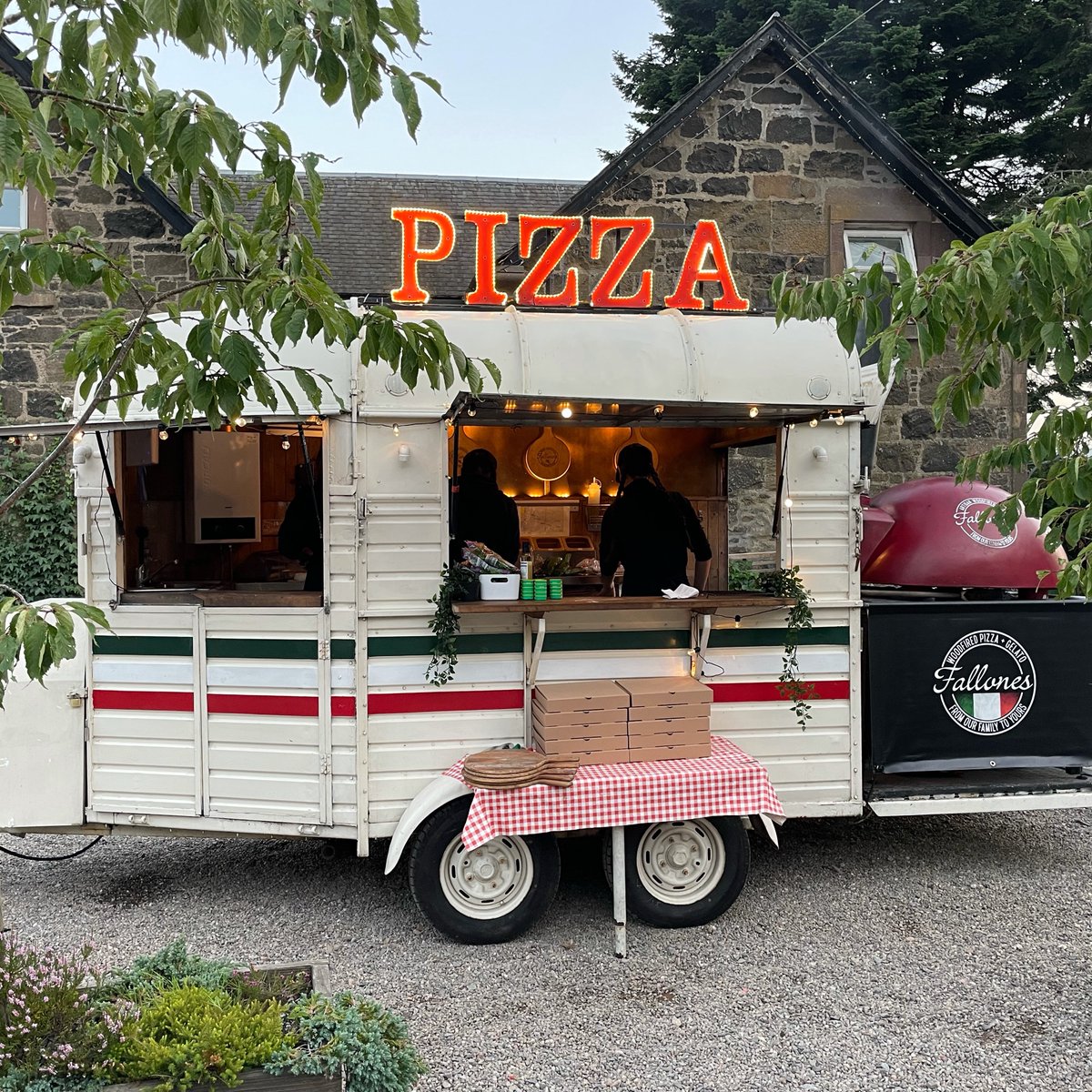 FallonesPizzas's tweet image. Weddings at @comriecroftwed1 

For the perfect relaxed table-service of Italian street-food based catering get in touch. We have space in our diary for 2023. 

#Woodfiredpizza  #familybusiness #vintagehire #weddingcatering #italianfood  #neapolitanpizza  #italiancaterer