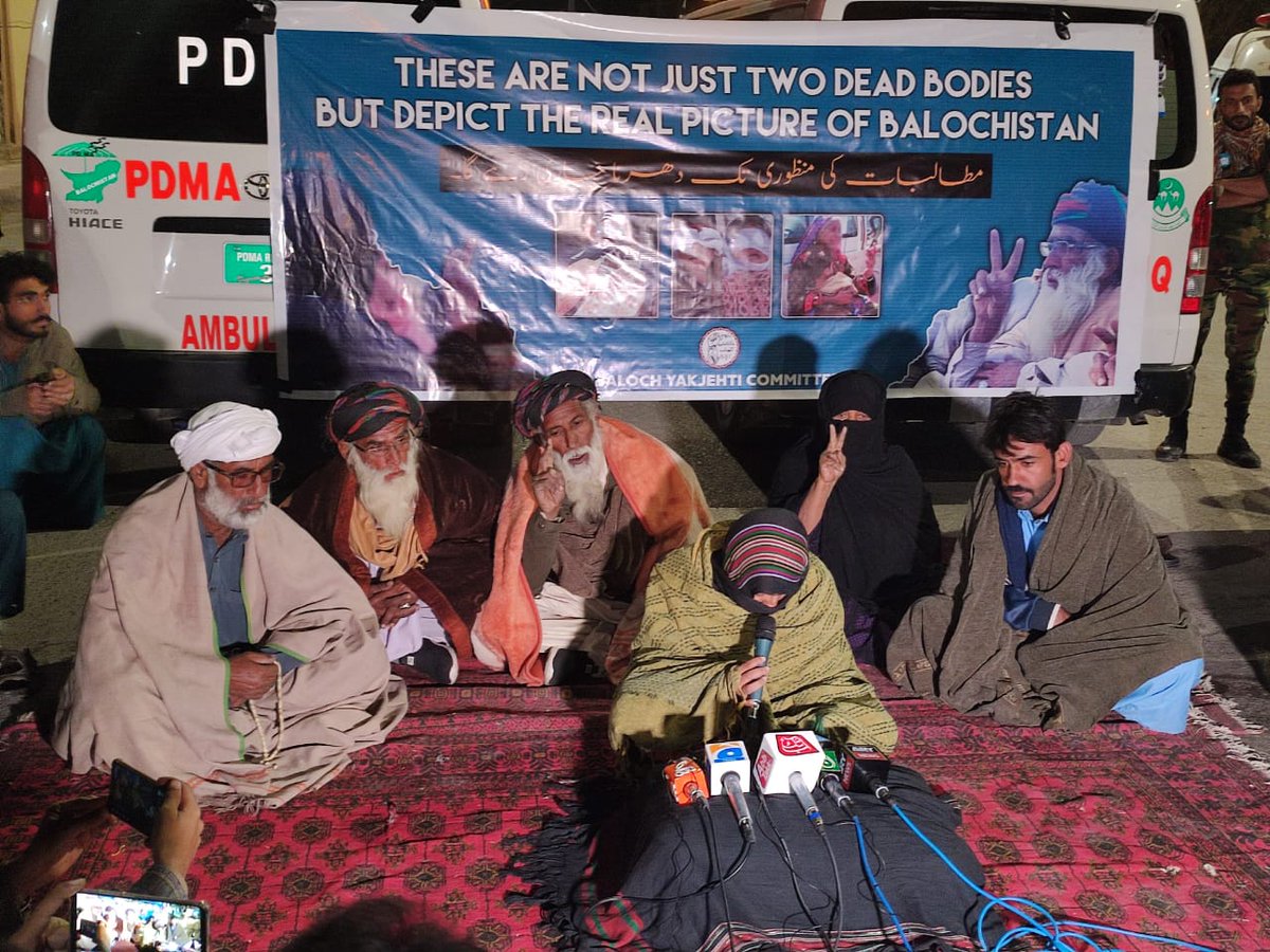 صوبائی حکومت ہوشاپ شہداء کے لواحقین کی مطالبات کو تسلیم کرنے اور متاثرہ خاندان کو انصاف فراہم کرنے کے بجائے دروغ گوئی اور ڈرامہ بازی سے کام لے رہی ہے۔
گزشتہ آٹھ دنوں سے دو معصوم بچوں کی لاشیں گورنرہاؤس کے سنے رکھے ہوئے ہیں جبکہ وزیراعلیٰ بلوچستان گوادر  کار ریلی میں مصروف ہے۔