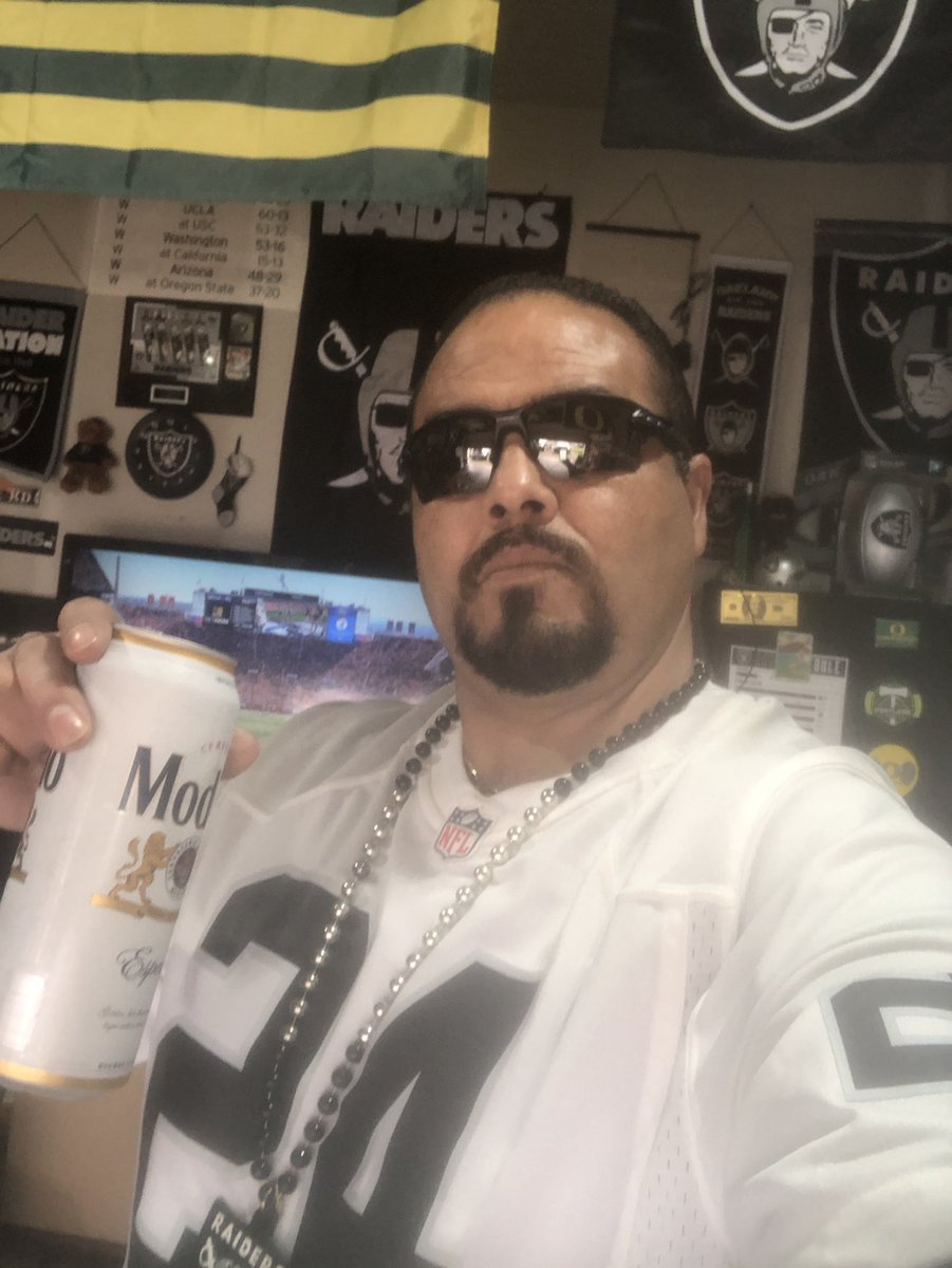 Jrg8Jrg's tweet photo. It’s Game time let’s #GoRaiderNation #GoRaiders!!! It’s #ModelotimeFoo 🍻@ModeloUSA 🍻 https://t.co/aETldYw8wo