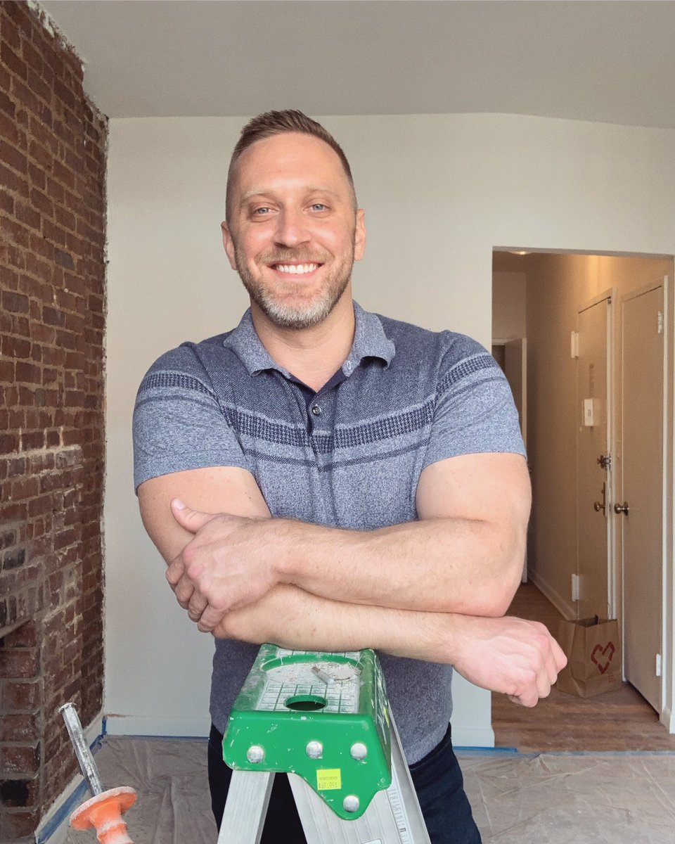TimKava's tweet photo. Excuse me as I casually lean on this ladder while I show you this apartment. #nycrealtor 

#EllimanNYC #ellimanagents #nycrealestateagent #douglasellimanrealestate #gayrealestateagent #nycrealestate #nycapartments #douglaselliman
@DouglasElliman https://t.co/m9RPpJH3uT