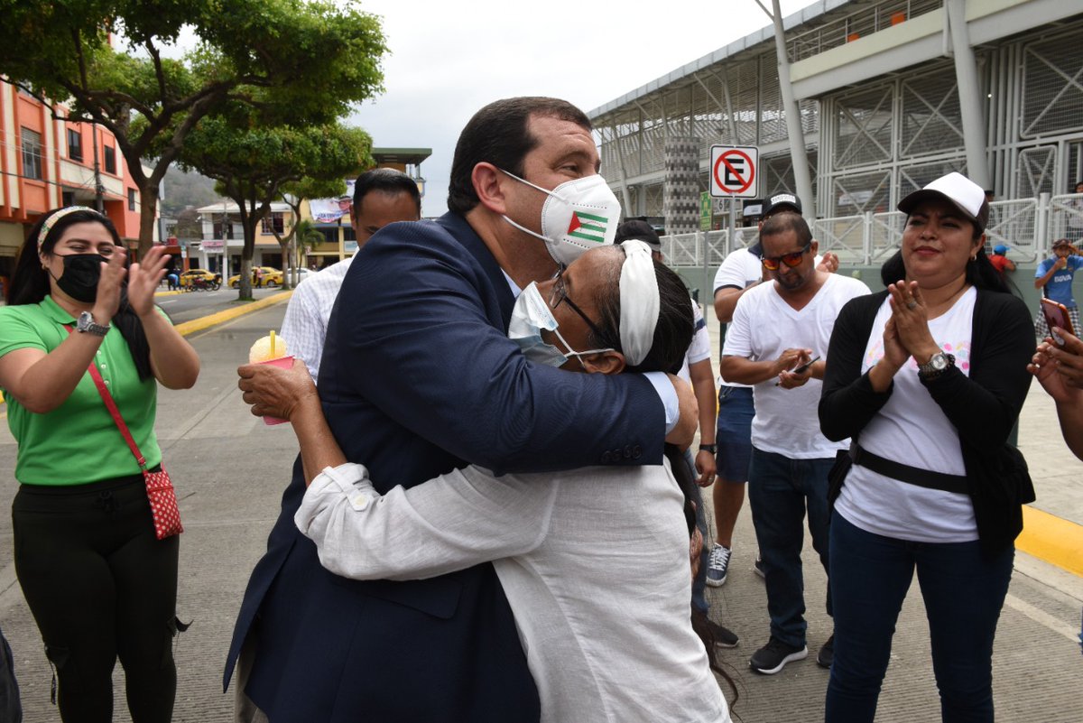Leoorlandoa's tweet photo. Felicito y deseo todo el éxito a las autoridades del @PortoviejoGAD por esta gran obra, a los ciudadanos y comerciantes de Portoviejo y productores de la provincia, que hoy cuentan con un mercado moderno, funcional e inclusivo. Abro hilo (1/3) https://t.co/xUYCaOv9e1