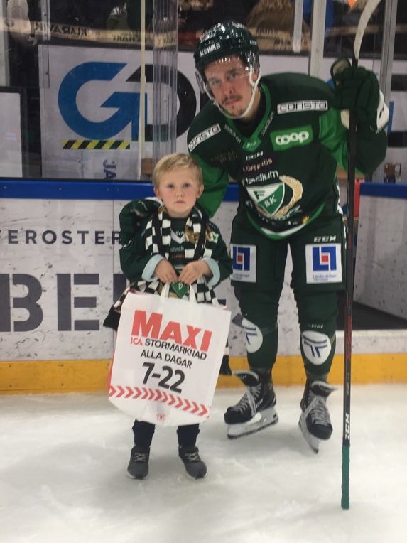 Dags att skaka lite liv i vårt Twitter-konto igen....

Har du ett barn som vill gå ut på isen och dela ut pris till matchens lirare efter en hemmamatch? Maila oss i så fall på info@thewolfpack.hockey.

Gustav, fem år, vågade göra det i en fullsatt arena!