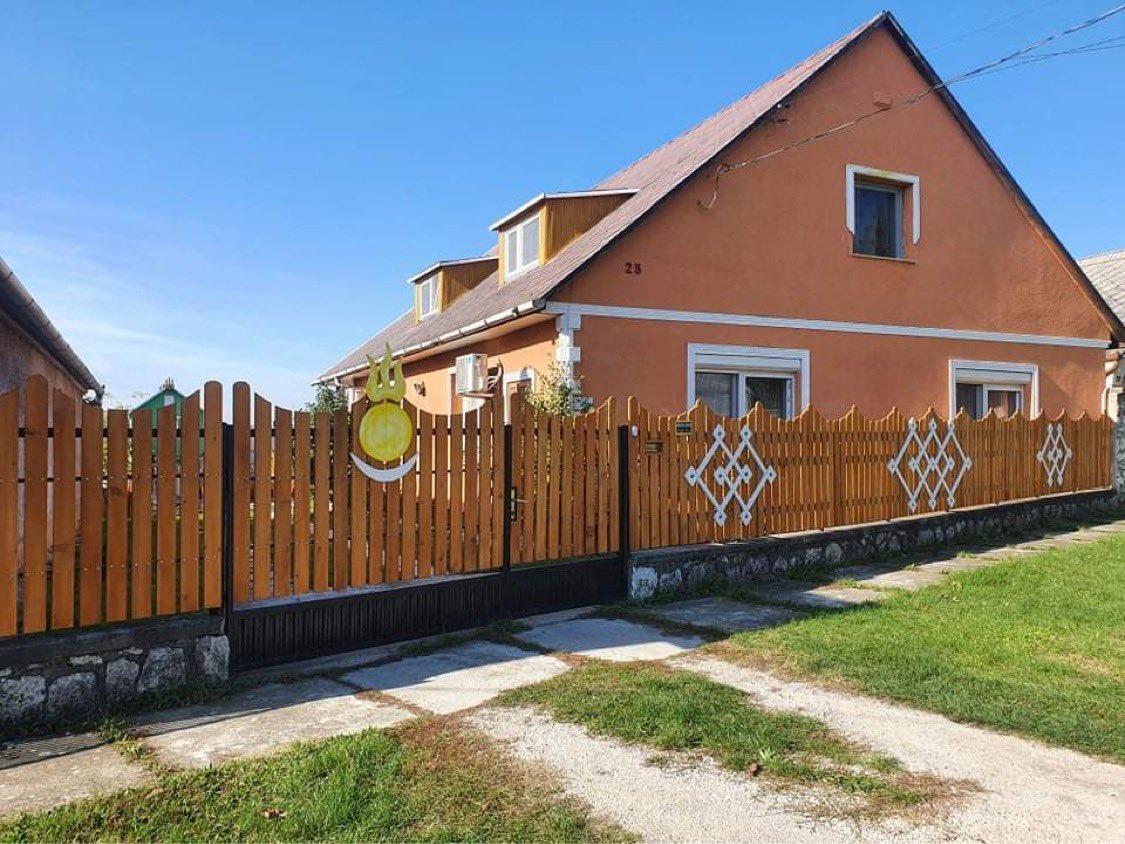 Унгар улсын Моор хэмээх хотод байх Монгол гэх бүлийн хашаа...
Нар сар гал гурваа шүтэж, олзын (өлзий) хээгээ тавьсан Монгол гэр бүлд аз жаргал сайн сайхныг хүсье.
Гэрийн эзэгтэй алдарт ах йн 2-р одонтой ба удахгүй 2-р одонгоо авах байх. Монголын үрс маш олон болтугай.