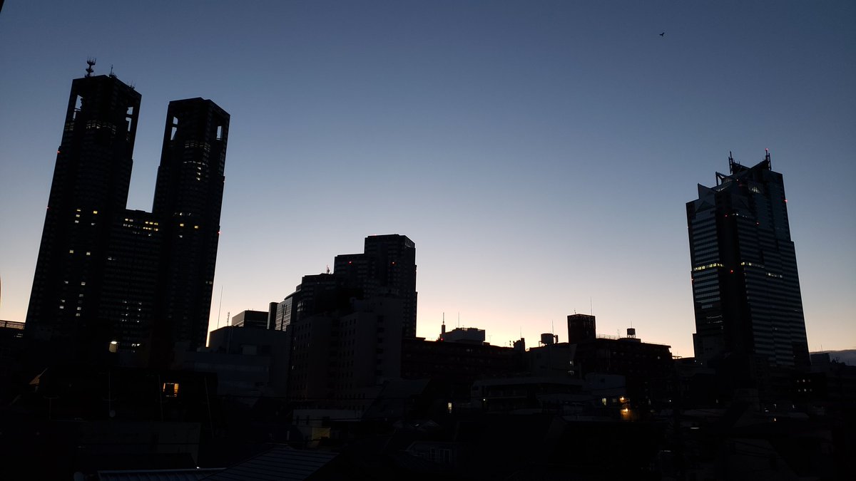 Hito_Handa's tweet photo. 新宿は快晴！冷��い空気に目が覚めます。また新しい１週間が始まるなあ～
#イマソラ #夜明け #いまそら #都庁 #tokyo https://t.co/So5dBHAPJa