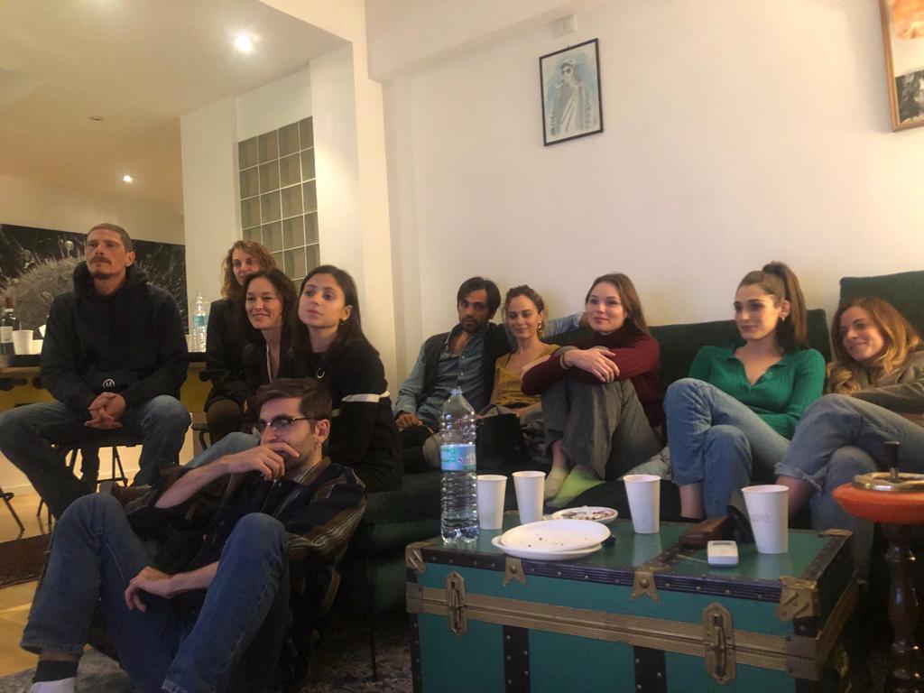 Il cast davanti alla TV....ma anche a leggere i vostri super tweet. #Cuori #AuroraTV