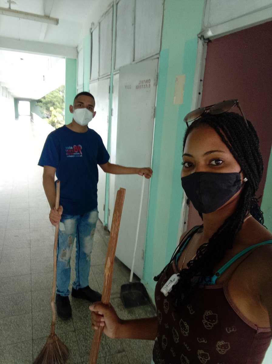 DaimarelisFlor3's tweet photo. Recibimiento del primer grupo de estudiantes becados en la Universidad de Ciencias Médicas de Las Tunas. Con gran satisfacción se espera el inicio de las jornadas docentes a partir de mañana. Limpieza y organización fueron premisas en este día. 🎉🎉🎉🎉🎉 https://t.co/f2YI9PT30Q