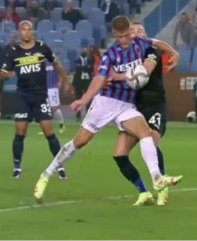 SahacN's tweet photo. @tv100spor @emrekbol @emrekbol penaltı pozisyonunda TS li futbolcunun dirseği,
szalainin üzerine yüklenmesi,
ve sadece topla oynama gayreti hiçbiryerde konuşulmuyor? https://t.co/IBjAUoaOAi