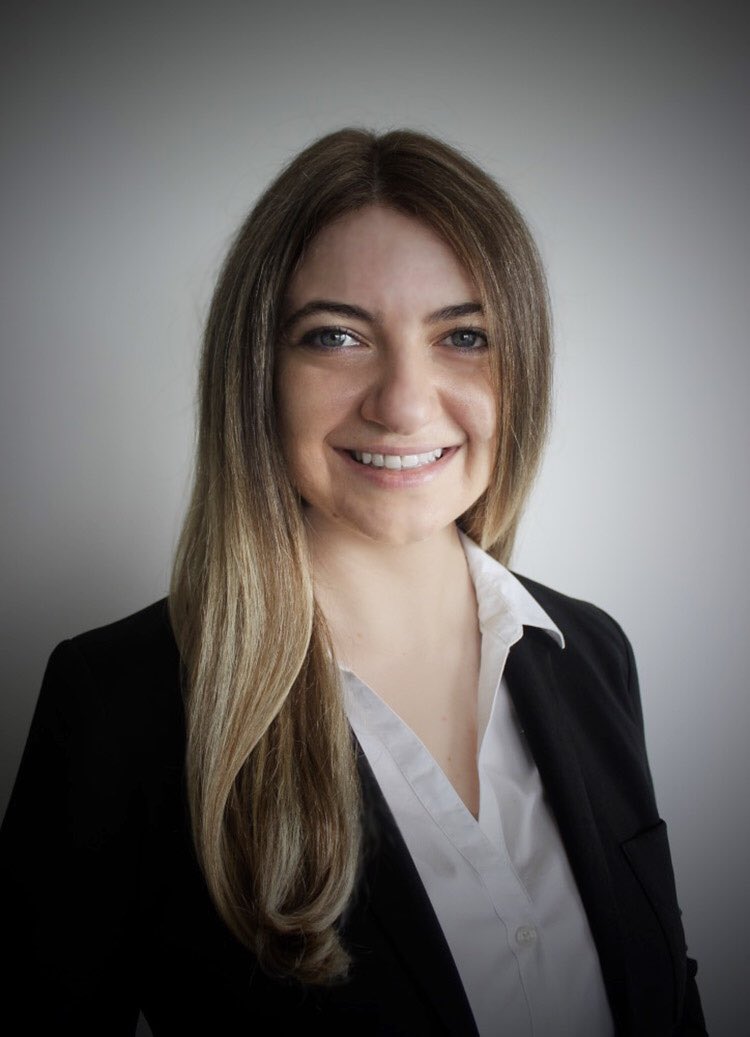 Hi #MedTwitter ! My name is Amanda Frondella, a 🇨🇦 MS4 from <a href="/StGeorgesU/">St. George's University</a> 
Thought I’d take a minute to introduce myself as I await interviews for #internalmedicine programs🏥
Excited to connect with you all on my journey to #Match2022