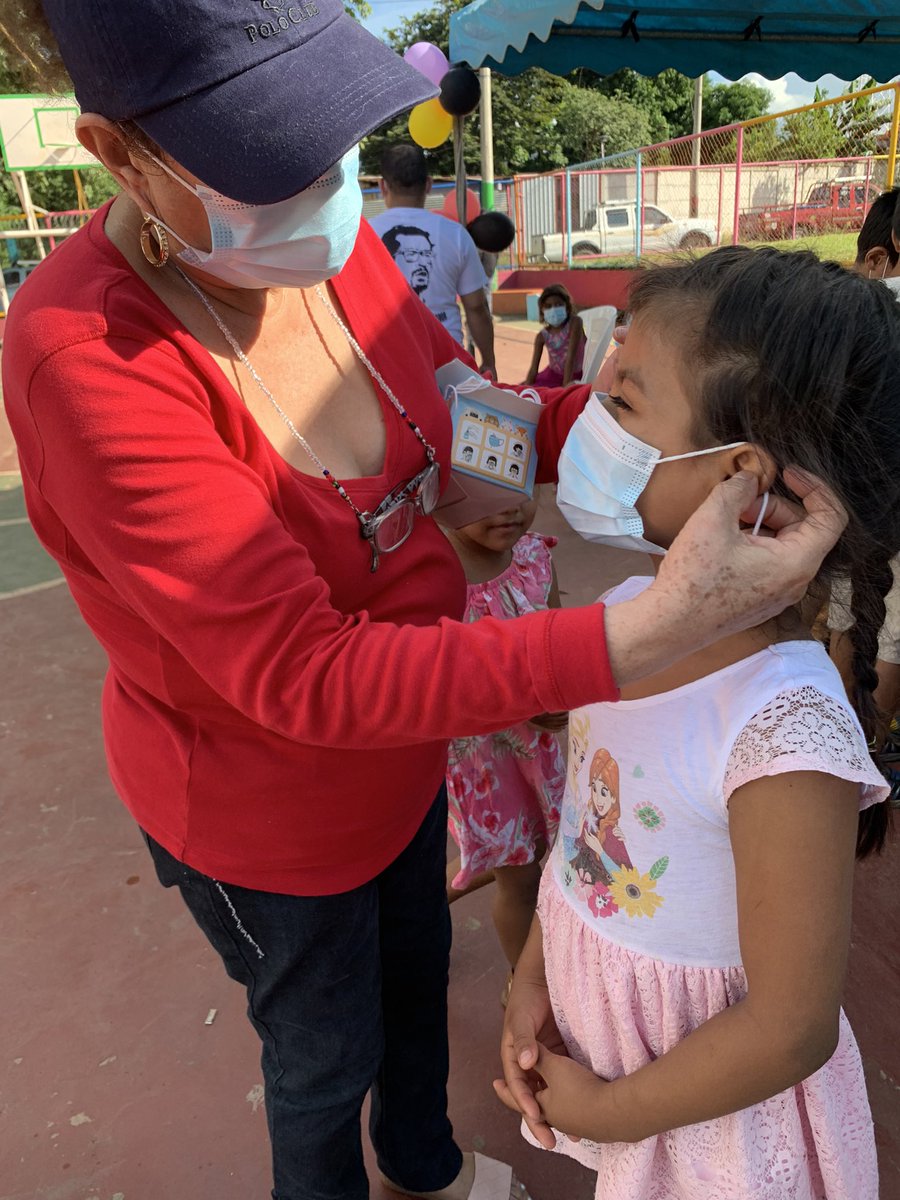 FloryCantoX's tweet photo. Hoy nos venimos al Parque Germán Pomares del D.5 de Managua, para regalarles una tardeada a los mimados de la revolución: piñatas, juegos, payasos, brinca- brinca, pinta caritas y mas… 

Todo con las medidas de bioseguridad.

#Daniel2021 #UnidosEnVictorias https://t.co/scoCOucKeJ