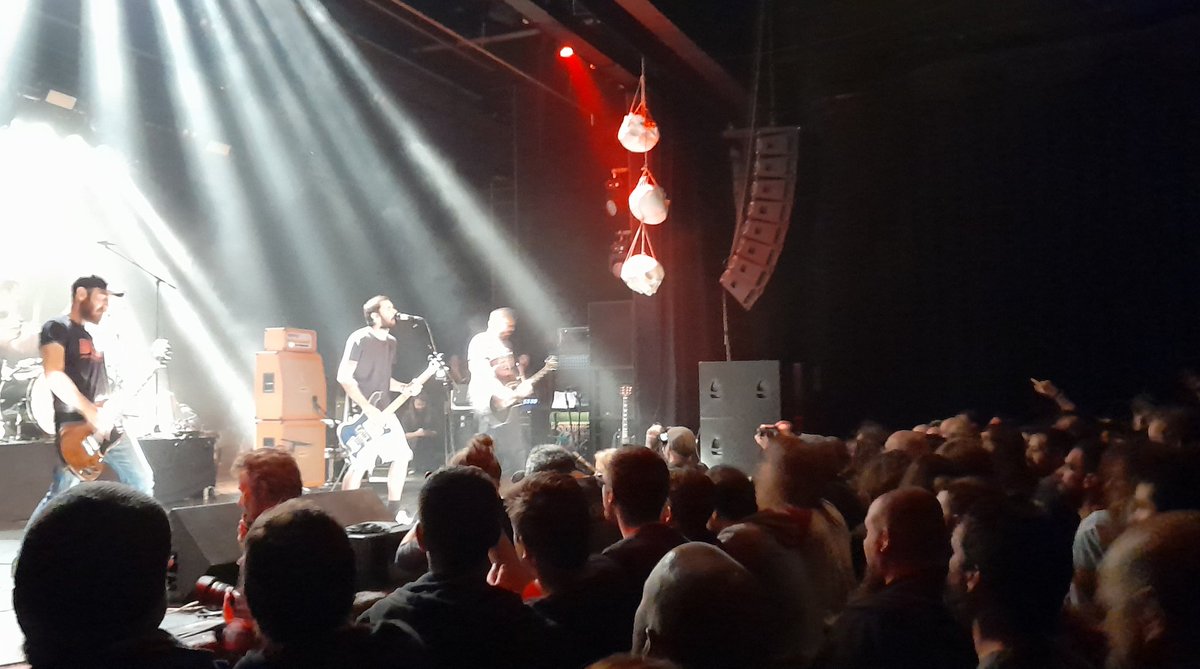 IngmarG's tweet photo. Fuck yeah, terwijl @themachine_nl boven de Trix club nog sloopt, gaat de Griekse headliner @1000_mods beneden niets ontziend tekeer @DesertfestBE 🤘🔥🤘🔥
#desertfest #dfbe https://t.co/Owm5MUjk8u
