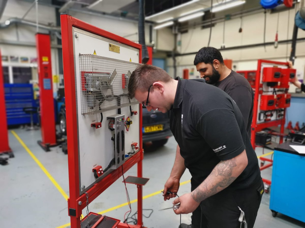 HCUC_TAS's tweet photo. Problem solving, critical thinking, knowledge, skills and behaviours in being an automotive apprentice @HCUCSkills  #plumbing #apprenticeships #furthereducation #construction #lovecolleges #plumbing #plumbinglife #educationandtraining #vocationalskills https://t.co/AOObbnaeqJ