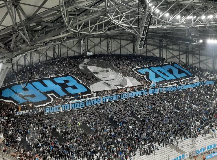 VGCU84's tweet photo. #OMFCL Une victoire pour notre Boss et l’hommage de tout un peuple à celui qui nous a fait devenir #AJamaisLesPremiers #MerciTapie 🔵⚪️🌟 https://t.co/lYkWnKik0q
