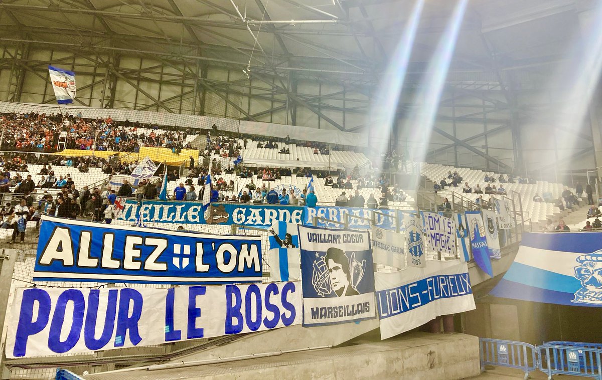 VGCU84's tweet photo. #OMFCL Une victoire pour notre Boss et l’hommage de tout un peuple à celui qui nous a fait devenir #AJamaisLesPremiers #MerciTapie 🔵⚪️🌟 https://t.co/lYkWnKik0q