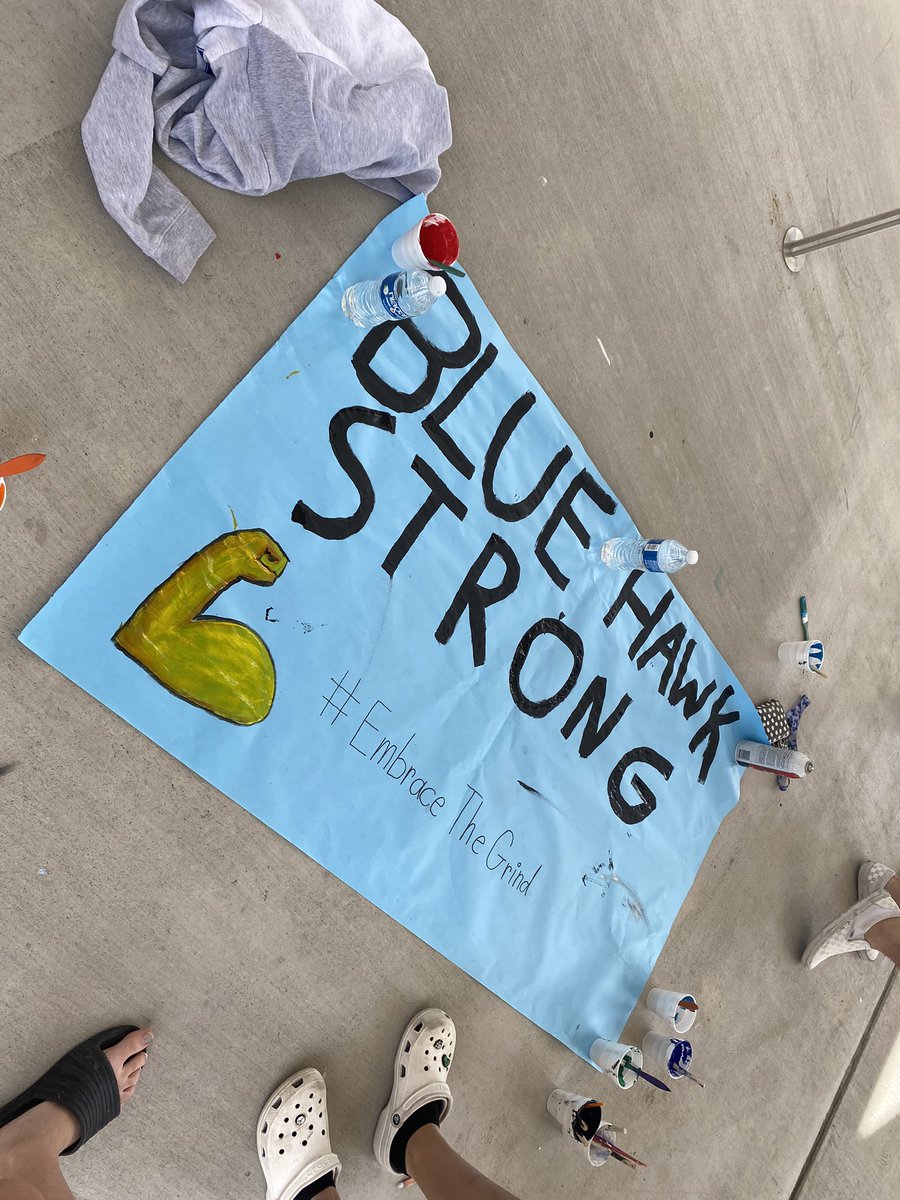 coachlivingbio's tweet photo. HOCO week is upon us, and as always the wrestles show their creativity and school spirit by making signs. 🎨🖌🏈🤼‍♀️ #wewrestle #HOCO2021 #newtraditions https://t.co/YpQslYNIKw