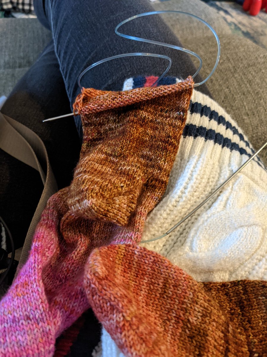 jmillspaints's tweet image. Knitting on a beautiful Sunday afternoon. #knitting #socks #magicloop