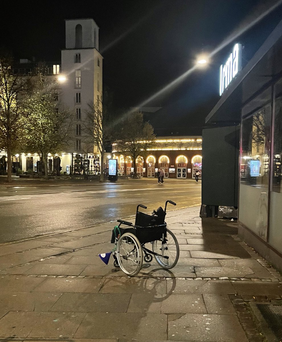 asdisliljao's tweet photo. hugur minn er hjá manneskjunni sem týndi hjólastólnum sínum og trektinni sinni á djamminu í nótt https://t.co/EytTk9bggS