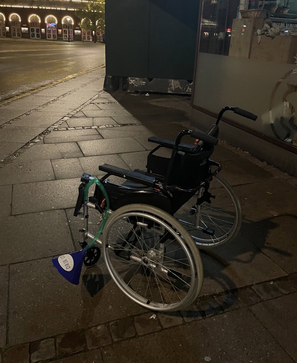 asdisliljao's tweet photo. hugur minn er hjá manneskjunni sem týndi hjólastólnum sínum og trektinni sinni á djamminu í nótt https://t.co/EytTk9bggS