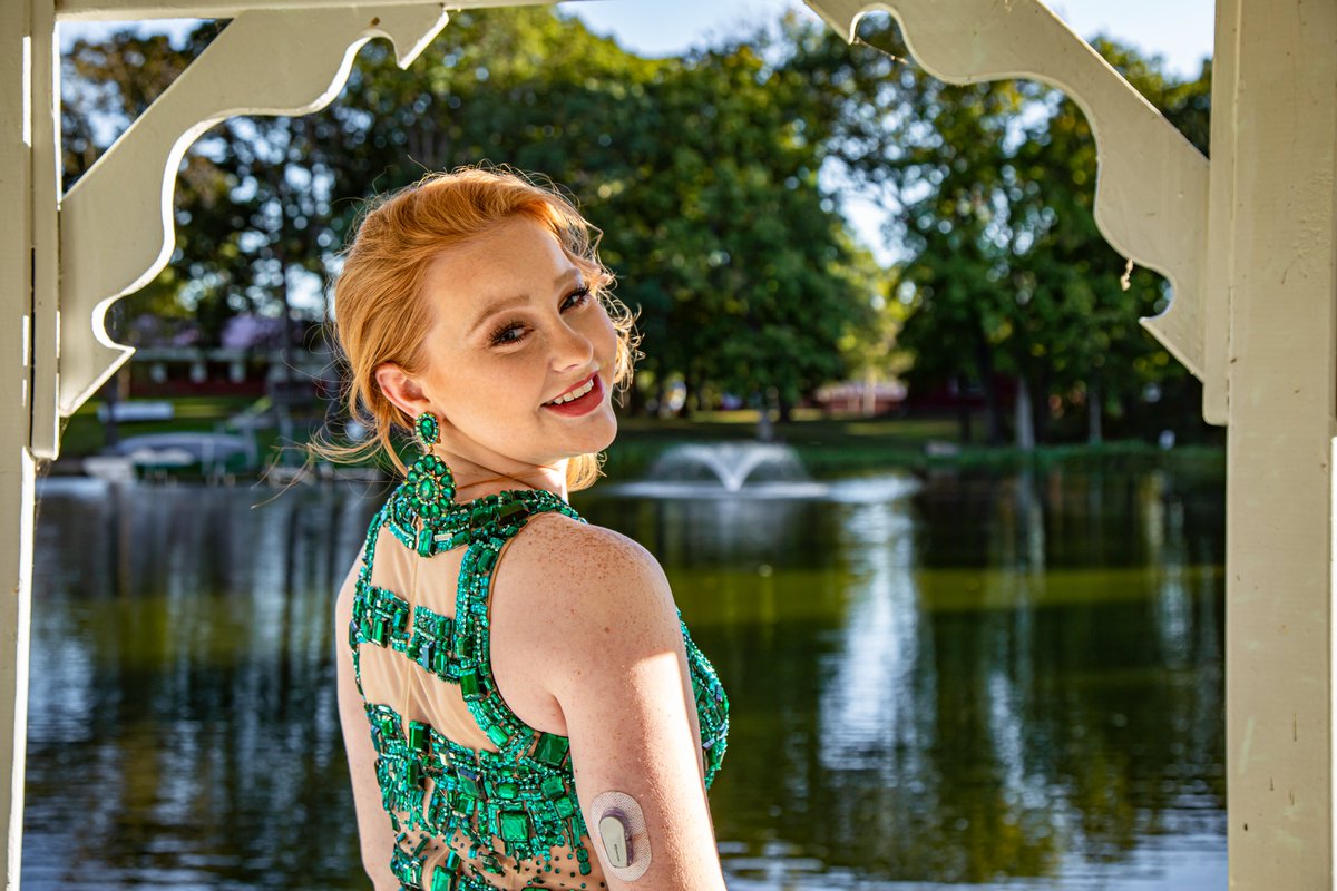 TV_Promo_Dude's tweet photo. My niece is gorgeous. #Homecoming #Photoshoot #GingerFamily https://t.co/CklnzWM4rQ