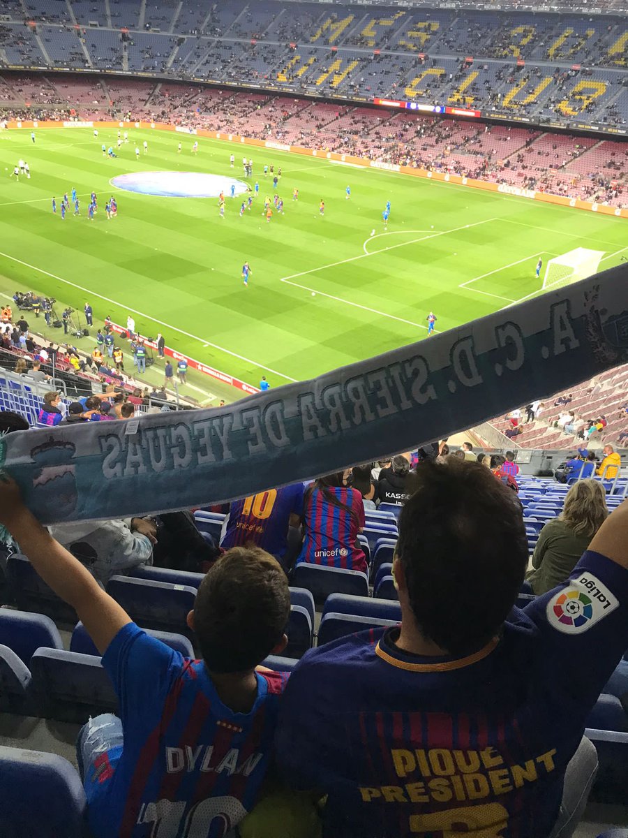 augustboti's tweet photo. @ACD_SdY @eltiodelaspapas Hemos fichado al tio de las papas y nos ha dado suerte!! Barcelona 3 - 1 Valencia.
Esperamos ver a Sierra de Yeguas en primera división. @ACD_SdY  @AlexxLumbry 👏🏼 https://t.co/aM4S81GhKt
