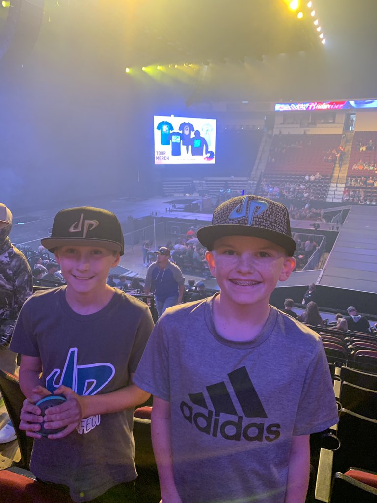 RhiCovington's tweet photo. #DudePerfectTour https://t.co/TEkqY9ORYh