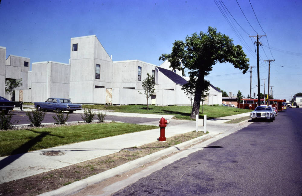 MplsPhotoBot's tweet photo. Findley Place
Date: 1974
Address: 3051 Pillsbury Ave. S
Source: Hennepin County Library https://t.co/6XXyJ60MNQ