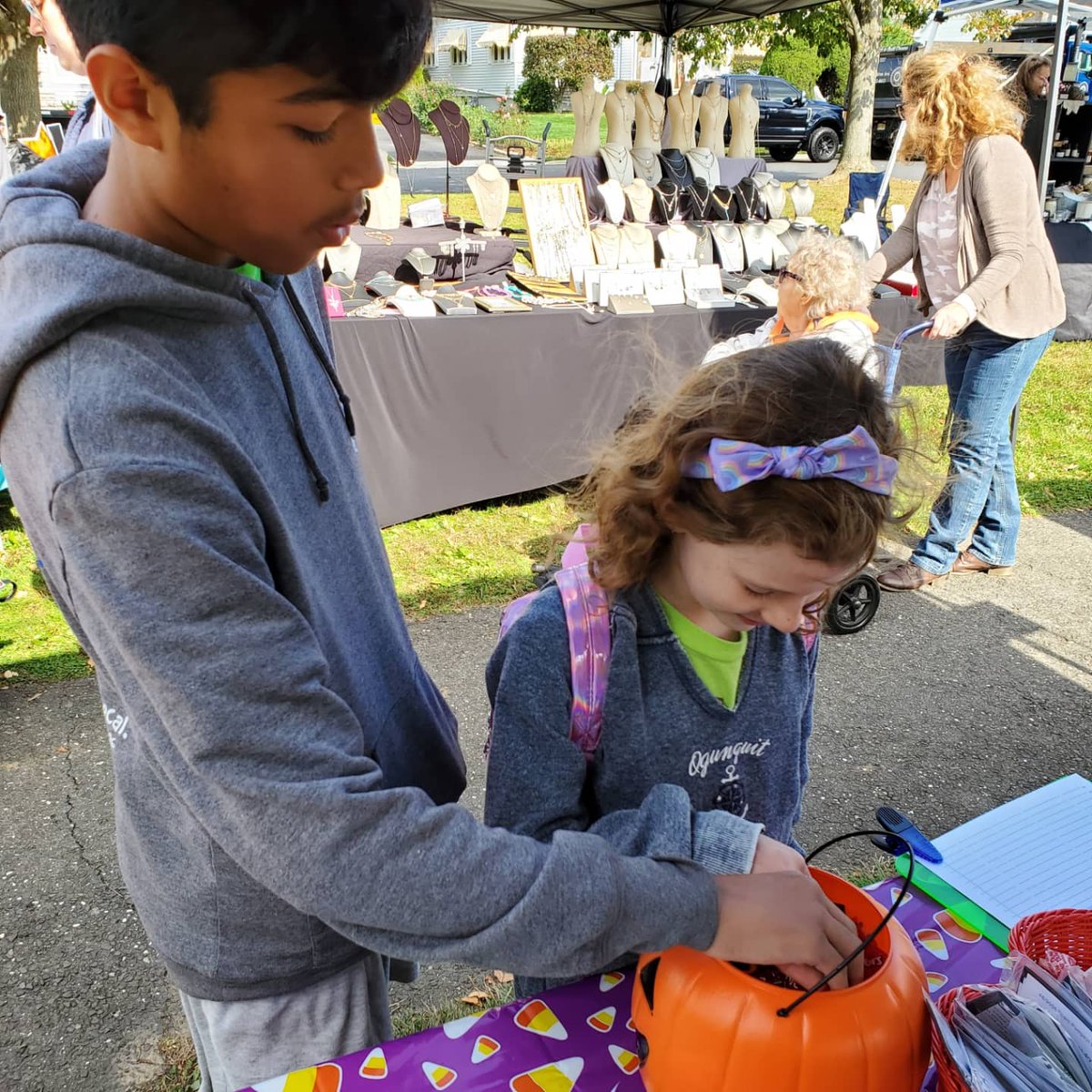 ShoreRegionalEA's tweet photo. The @ShoreRegionalEA @NJEA #NJEAPRIDE team had a great time at the  #WestLongBranch #FallFestival handing out pumpkin decorating kits and candy! #HappyFall #PublicSchoolProud https://t.co/sAKSJXAoTg