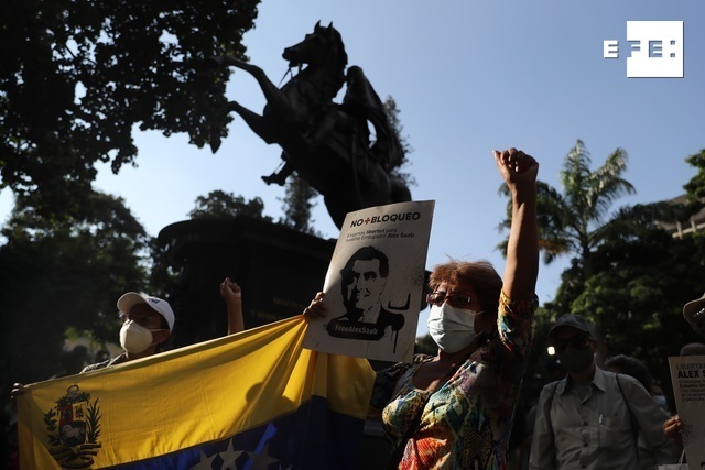 EFEnoticias's tweet photo. El empresario colombiano Álex Saab, supuesto testaferro de Nicolás Maduro extraditado a EEUU, donde será juzgado por lavado de dinero, dijo, a través de una carta, que no tiene "nada que colaborar" con el país norteamericano y que no cometió ningún delito

https://t.co/qz9YSncJ68 https://t.co/2LBT45UIRY