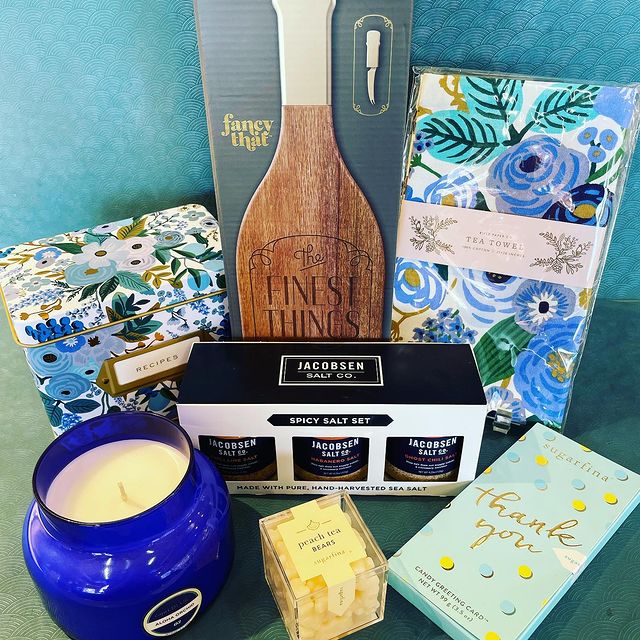 Paper_Source's tweet photo. Cozy Autumn nights with close friends are right around the corner. We’ve got you covered for all your hostess gift needs!
#papersource #autumn #fall #hostessgift #hostesswiththemostess #halfbakedharvest #capriblue #riflepaperco #fallcandles #fallcooking #dinnerparty #fallbaking https://t.co/tzAgs8kL0F