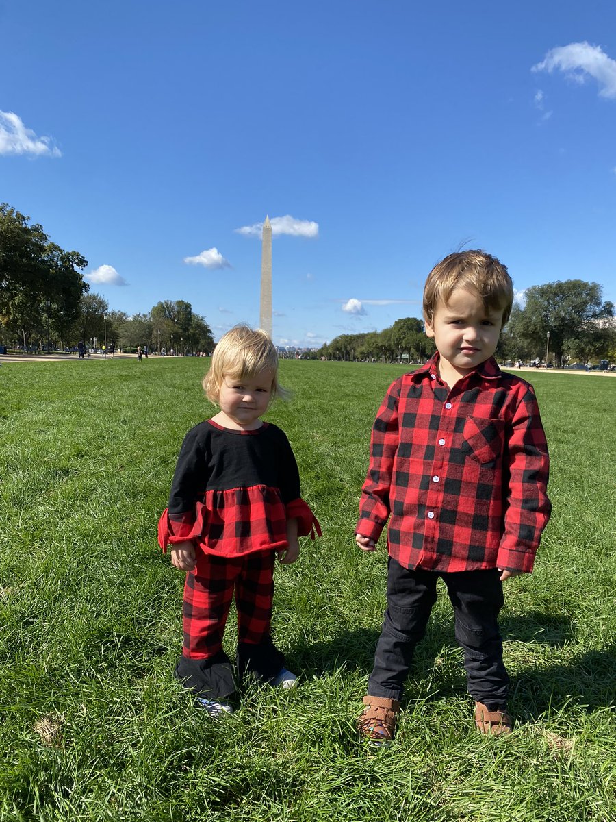 emdemandsaction's tweet image. Holding my family close on the National Mall today as we remember the Americans killed or wounded by guns with the #SoulBoxProject. We don’t have to live like this. @MomsDemand #ThisLossWeCarry