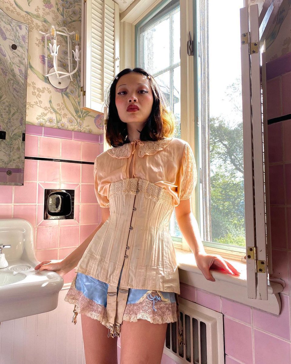 MatteStories's tweet photo. #SundayStyleIcon | Let's look at #MinaLe for #style inspiration this Sunday. The #contentcreator and #fashion critic has an impressive wardrobe with #vintage pieces from the 1930s, 60s, #70s and #90s โ we canโt get enough! Check her out on #IG (@gremlita).
#styleinspo https://t.co/JHrvLQy9eh