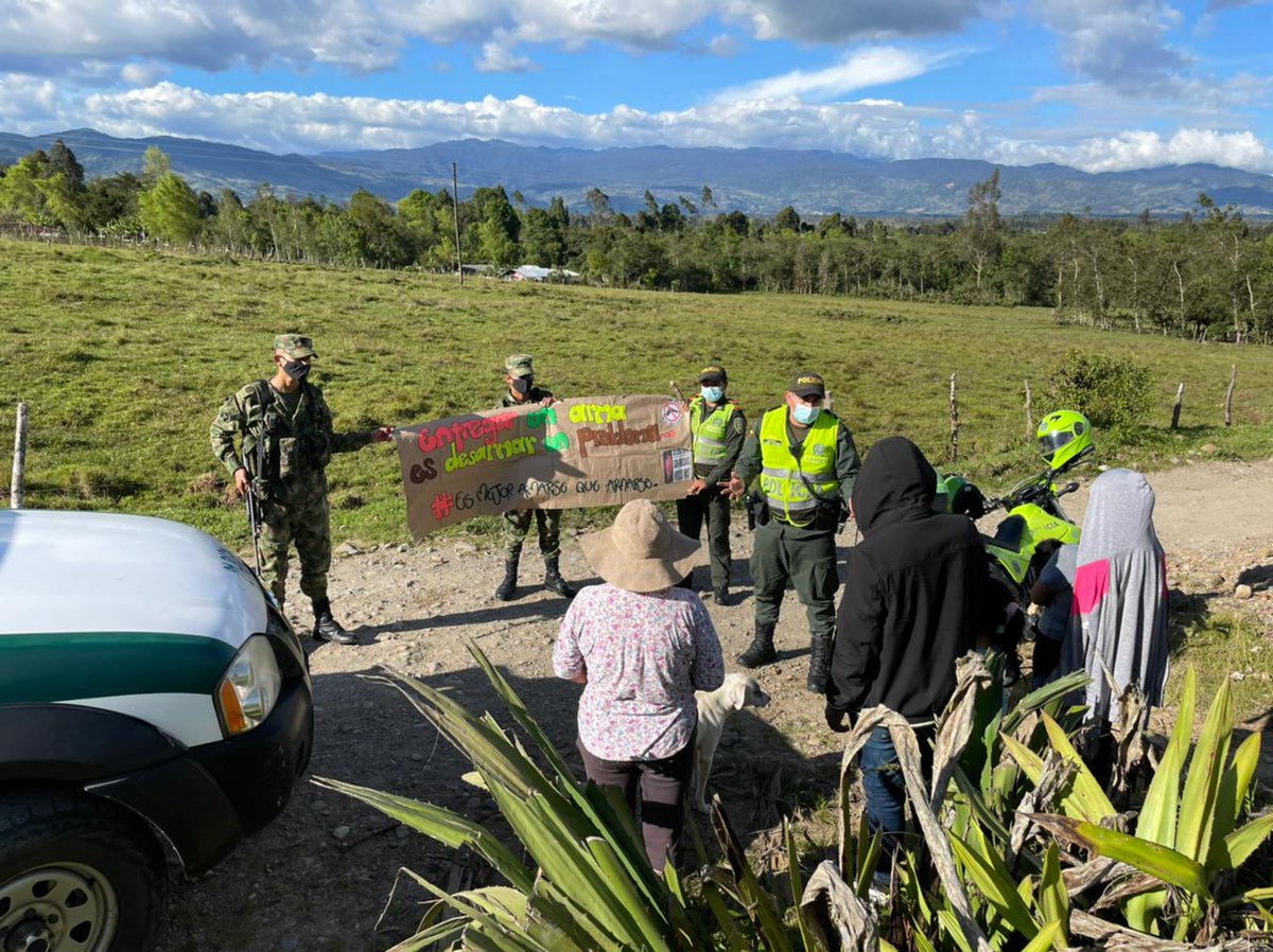 PoliciaDepuy's tweet photo. En el municipio de #Santiago personal del #MNVCC junto con #Ejercol realizan campañas preventivas con el fin de afianzar lazos con la comunidad y velar por la seguridad ciudadana #EsUnHonorSerPolicía
#ConstruyendoSeguridad https://t.co/1MmaUYkMBd
