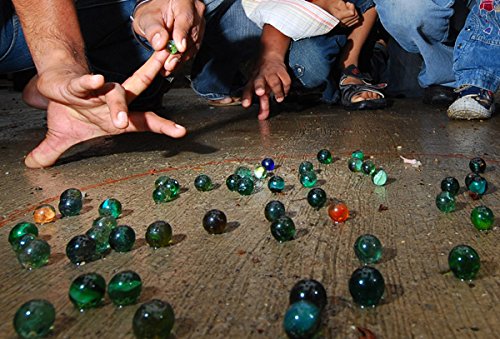 Марбл игра. Marbles playing. Игра misket. Камни марблс. Дети играют с камешками.