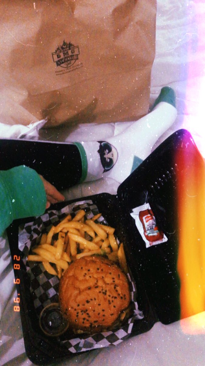 JennMangiafico's tweet photo. My date🍔 #SundayMood te amo mi bombón💗 @Danimakeupartt https://t.co/ehgiGOs1PL