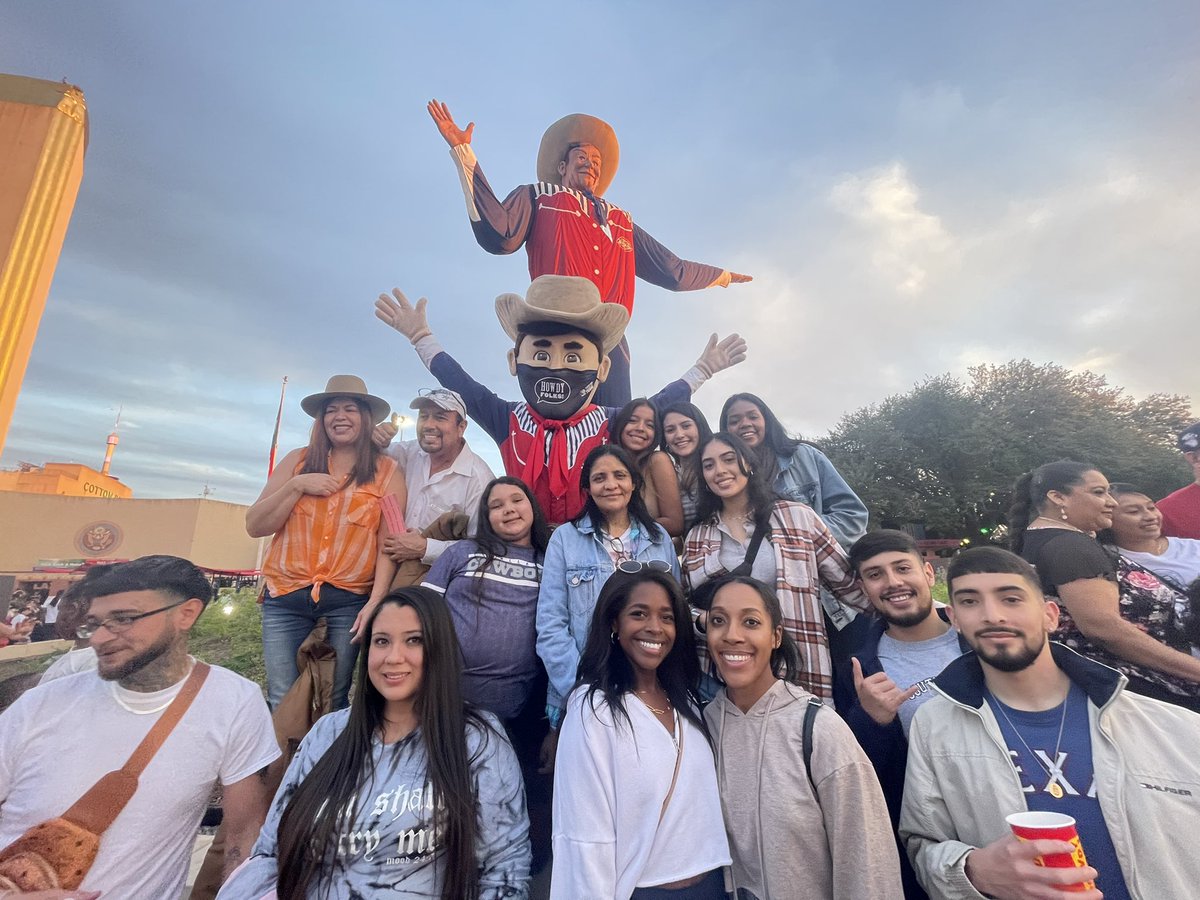StateFairOfTX's tweet photo. We hope you had fun, because we did. Thank you for an amazing 24 days! 

See you soon, folks! 
- Big Tex 🤠❤️ https://t.co/HPRHpbqfZe