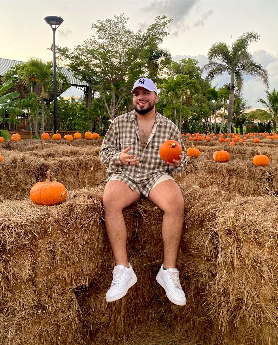 svageleo's tweet photo. Let’s carve some pumpkins 🎃 https://t.co/LzqhnS6HpN