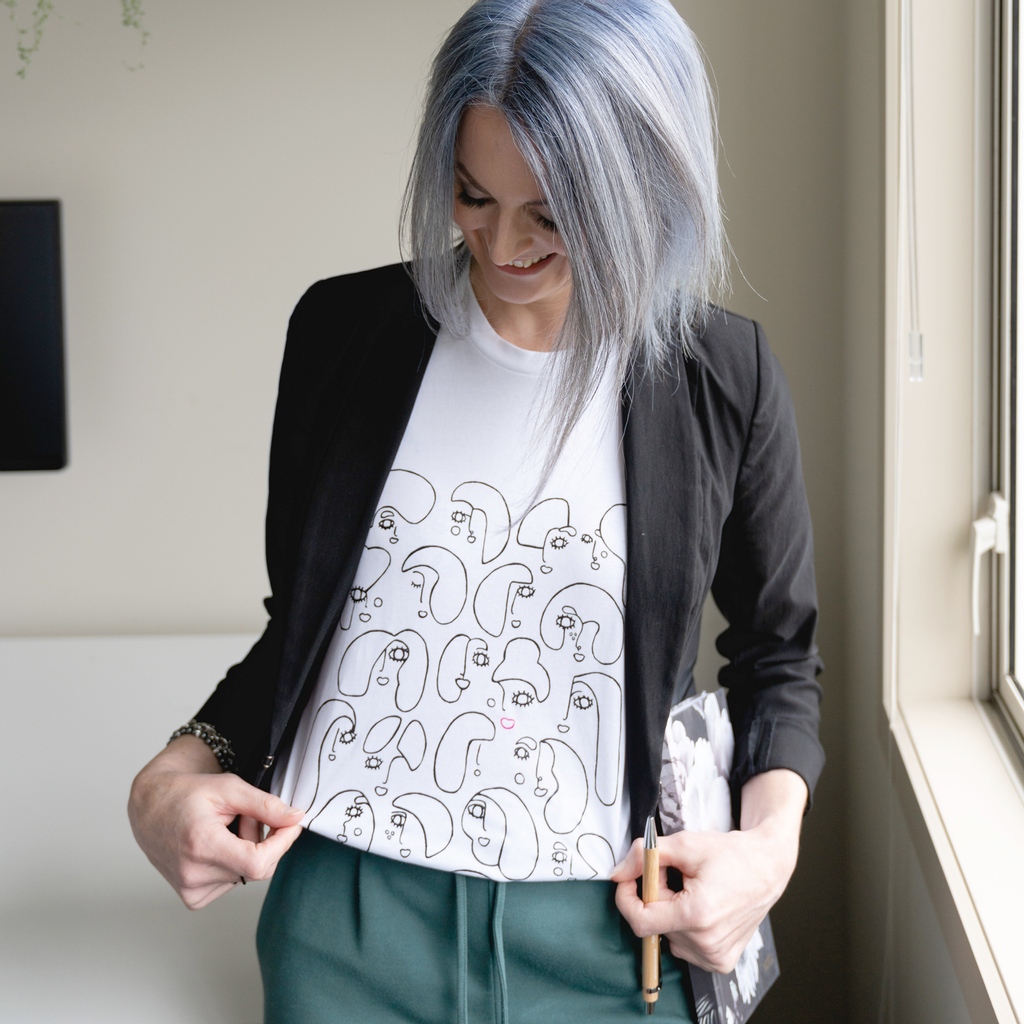 DesignerbloomGD's tweet image. HELLO! ≈ Just a little Hi 👋 to everyone out there today, I hope you're all coping well in whatever life is providing you right now. 

This image of me was taken by the lovely @sarahjean.creative wearing my pretty T by @rachaelstoneart 💕