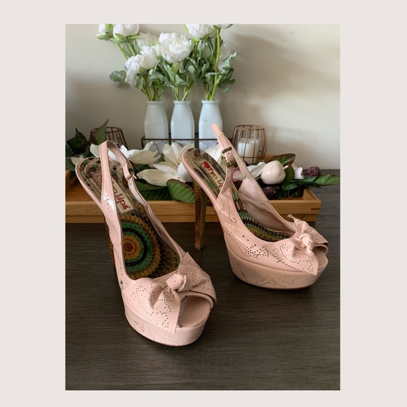 VintageSerendip's tweet photo. So good I had to share! Check out all the items I'm loving on @Poshmarkapp from @shopeunoia @ladyblue1061 #poshmark #fashion #style #shopmycloset #gapfactory #twolips: https://t.co/mhgrqaxNo0 https://t.co/948zPSIyIX