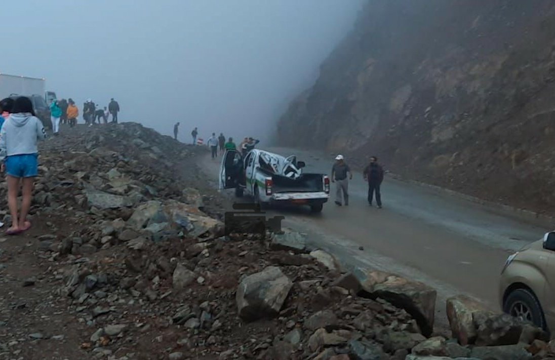 _REDInformativa's tweet photo. Atención: 1 persona fallecida y 3 heridas, es el resultado de la caída de rocas sobre una camioneta de transporte mixto, en el km 49 de la vía Cuenca-Molleturo-Naranjal. Organismos de socorro atienden la emergencia. https://t.co/BCv9Yu0r5c