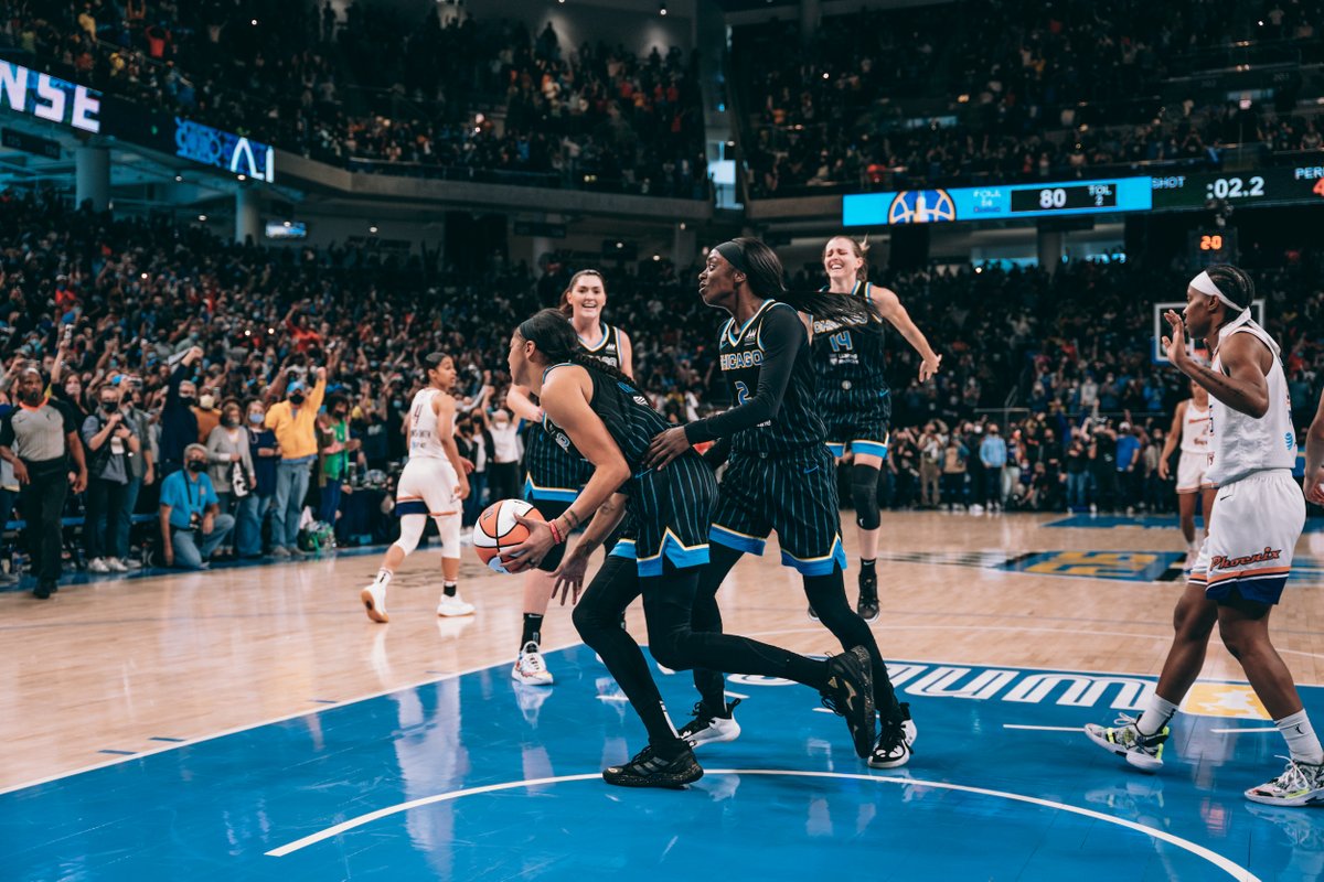 chicagosky's tweet photo. We did it. 

IN CHICAGO. FOR CHICAGO. 🏆 https://t.co/NhOHcgFND6