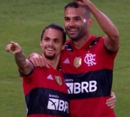 trizcrf's tweet photo. Era isso que o Michael tava mostrando pro Thiago 🥰❤️ https://t.co/n6HatQc4Ro