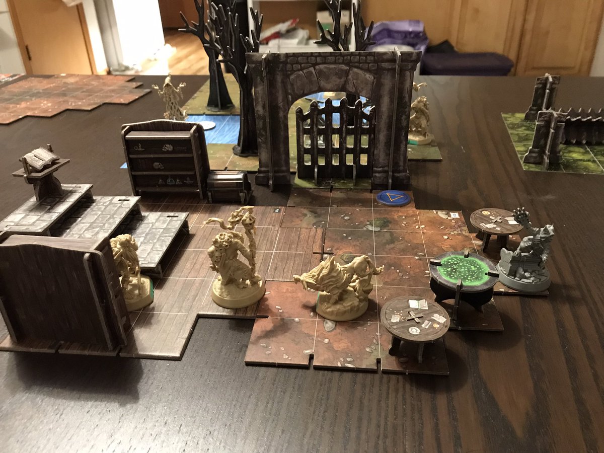 HannahRCarney's tweet photo. Finally getting to play some more Descent! @FFGames @FFGsoftware https://t.co/Aa739NAsYC
