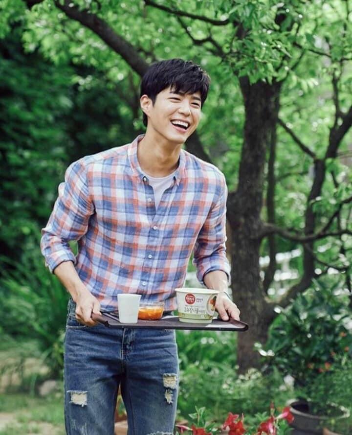 PrayingForBogum's tweet photo. @BOGUMMY is serving you a cup of hot &amp; spicy noodles plus kimchi to start your amazing week. And letting him take care of d' feels &amp; love.🥰

All set, well served my Love!❣️

Happy Monday Chingus!😊

#FoodisLifer with @BOGUMMY💙💙💙 https://t.co/ziy68OcIKT