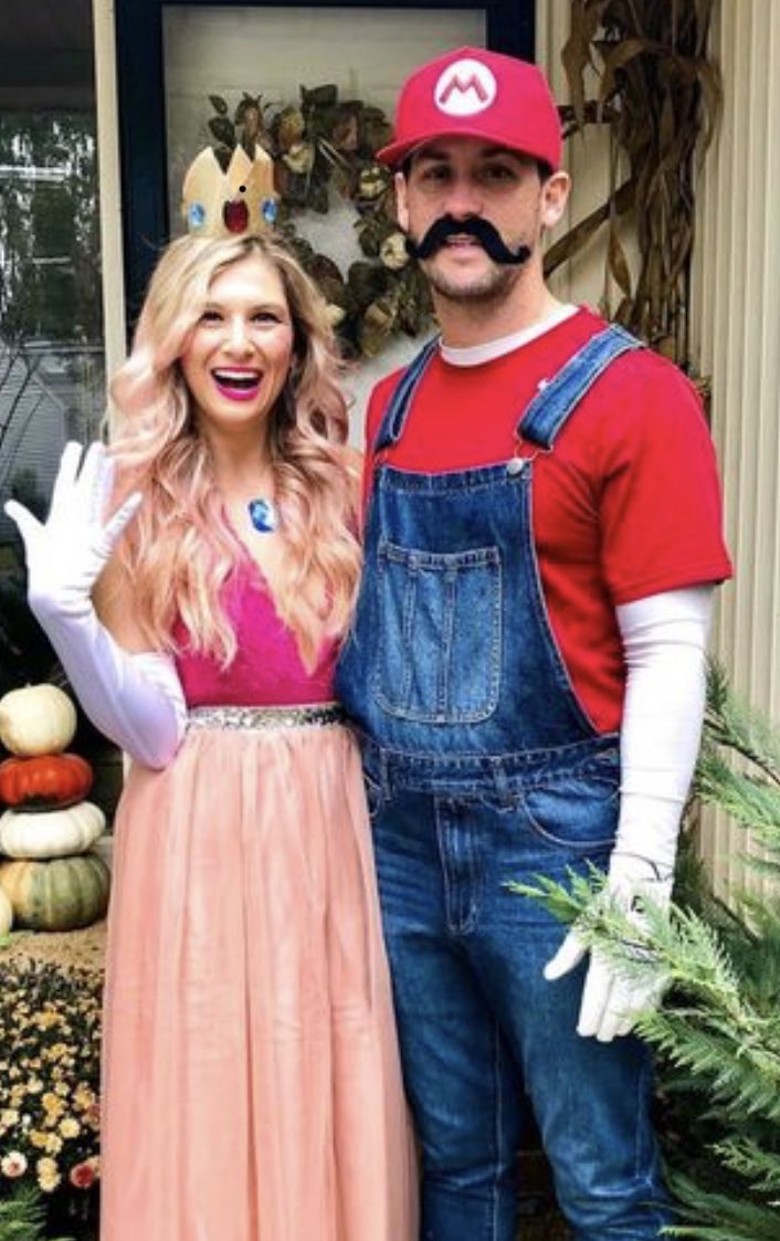 blakesampson65's tweet photo. Cute couple costume ideas https://t.co/a2T2U4GofK